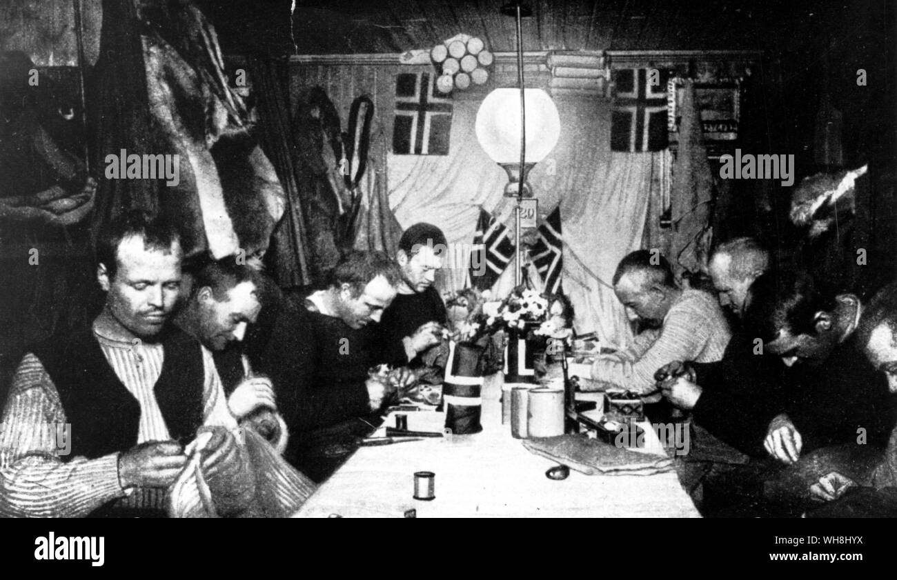 Abend in Amundsens Winter Quarters (von links nach rechts). Bjaaland, Hassel, Wisting, Helmer Hanssen, Amundsen, Johansen, und Prestrud Stubberud. Engelbregt Gravning Roald Amundsen (1872-1928) war ein norwegischer Explorer der Polargebiete. Er führte die Antarktis Expedition von 1910-1912 in dem Schiff Fram, die als erster den Südpol zu erreichen. Antarktis: Der letzte Kontinent, der von Ian Cameron, Seite 168. Stockfoto
