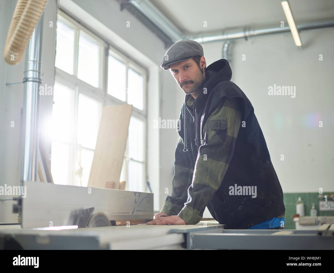 Tischler Sägen von Holz mit der Kreissäge Stockfoto