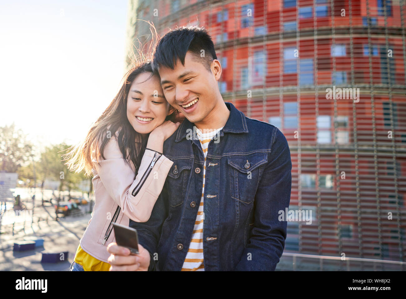 Glückliches Paar an Instant Photo, Barcelona, Spanien Stockfoto