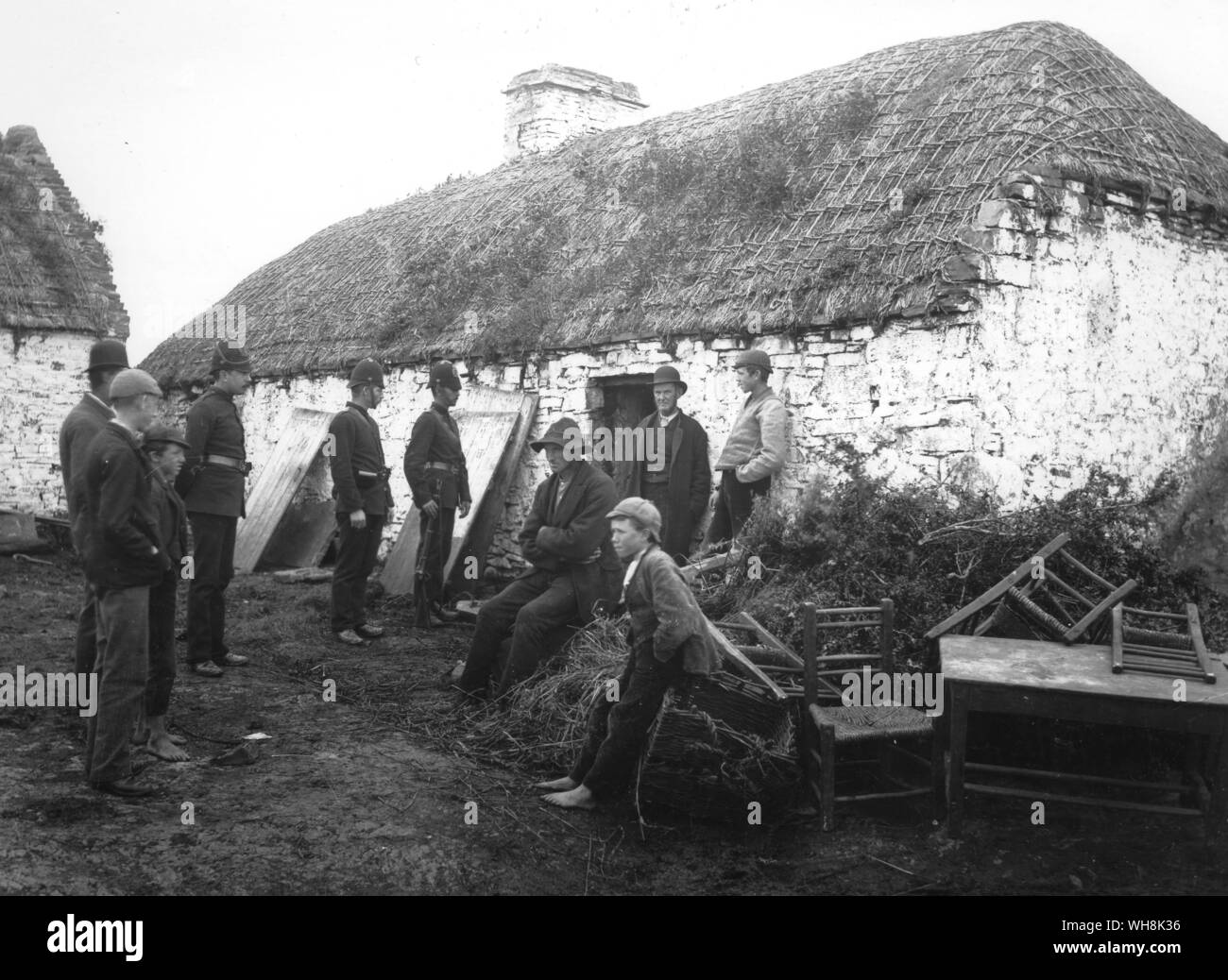 Runde Polizei Helme waren getragen von der Irish Constabulary. Zwangsräumung Szene Stockfoto