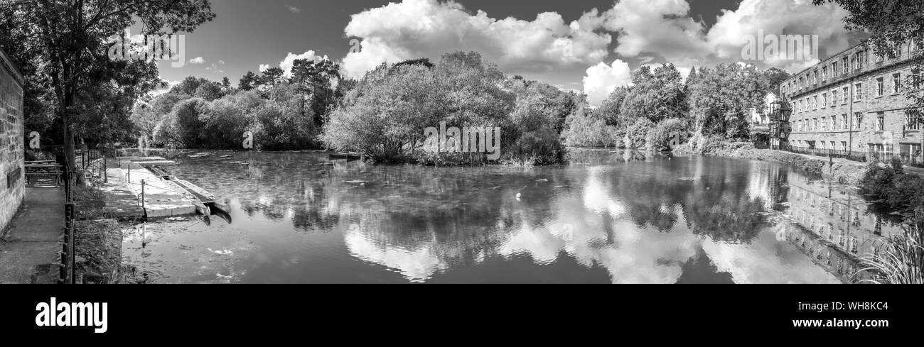 Die stillgelegte aus Stein gebauten Yiyella Factory und Dam im Pleasley Vale, Derbyshire, England, UK. Stockfoto