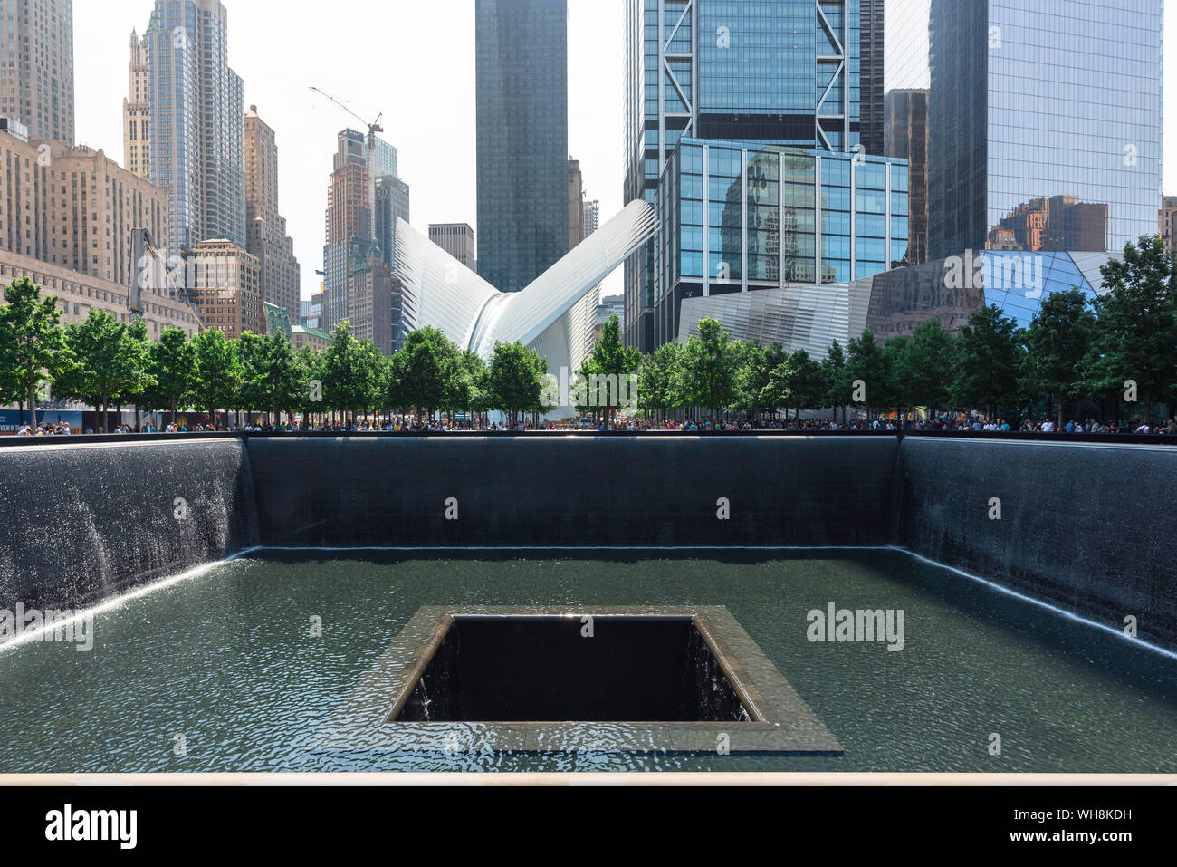 9/11 Memorial, Blick auf die North einen reflektierenden Pool der 9/11 Memorial gesäumt von Menschen besuchen die Website in Manhattan, New York City, USA. Stockfoto