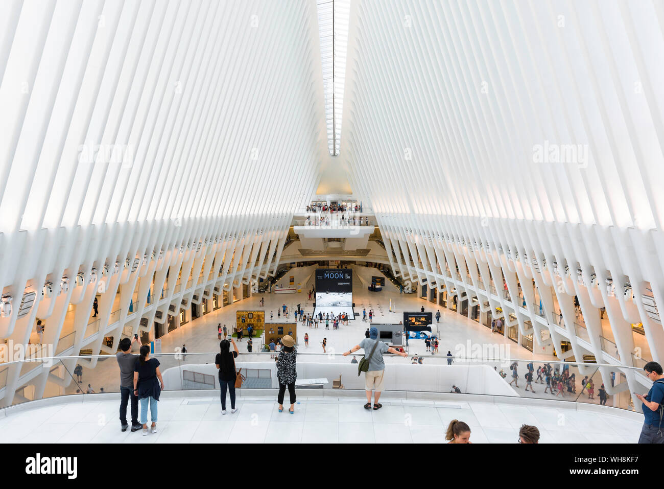 Oculus New York, Innenansicht des Oculus Shopping Mall in Lower Manhattan, durch Santaigo Calatrava, New York City, USA Stockfoto