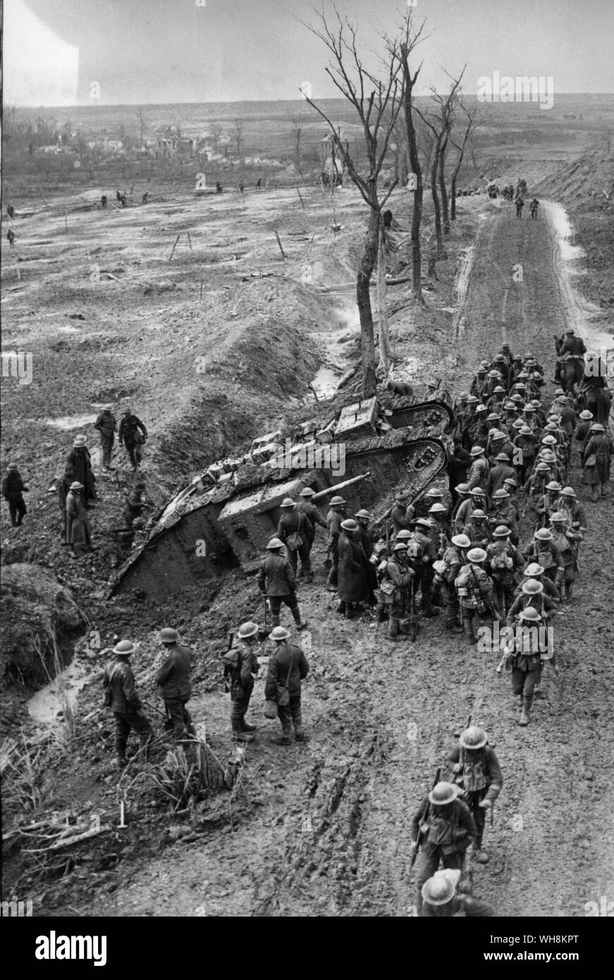 Die Arras Offensive. Szene auf den neu aufgenommenen Fampoux Straße mit einem Graben Tank im Vordergrund April 1917 Nicht ein perfektes Instrument des Krieges ein Tank nach der Schlacht von Arras Stockfoto