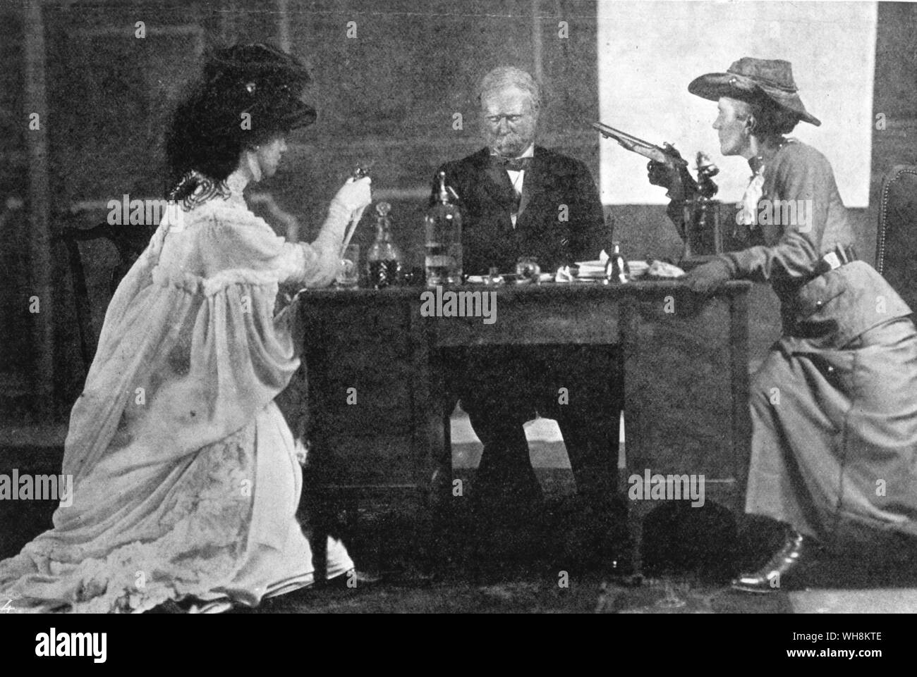 Eine Szene von Presseausschnitten ein Stück von George Bernard Shaw für die Londoner Gesellschaft der Frauenwahlrecht geschrieben, Verbot von der Kammerherr aber privat am königlichen Hof - 9. Juli 1909 produziert Stockfoto
