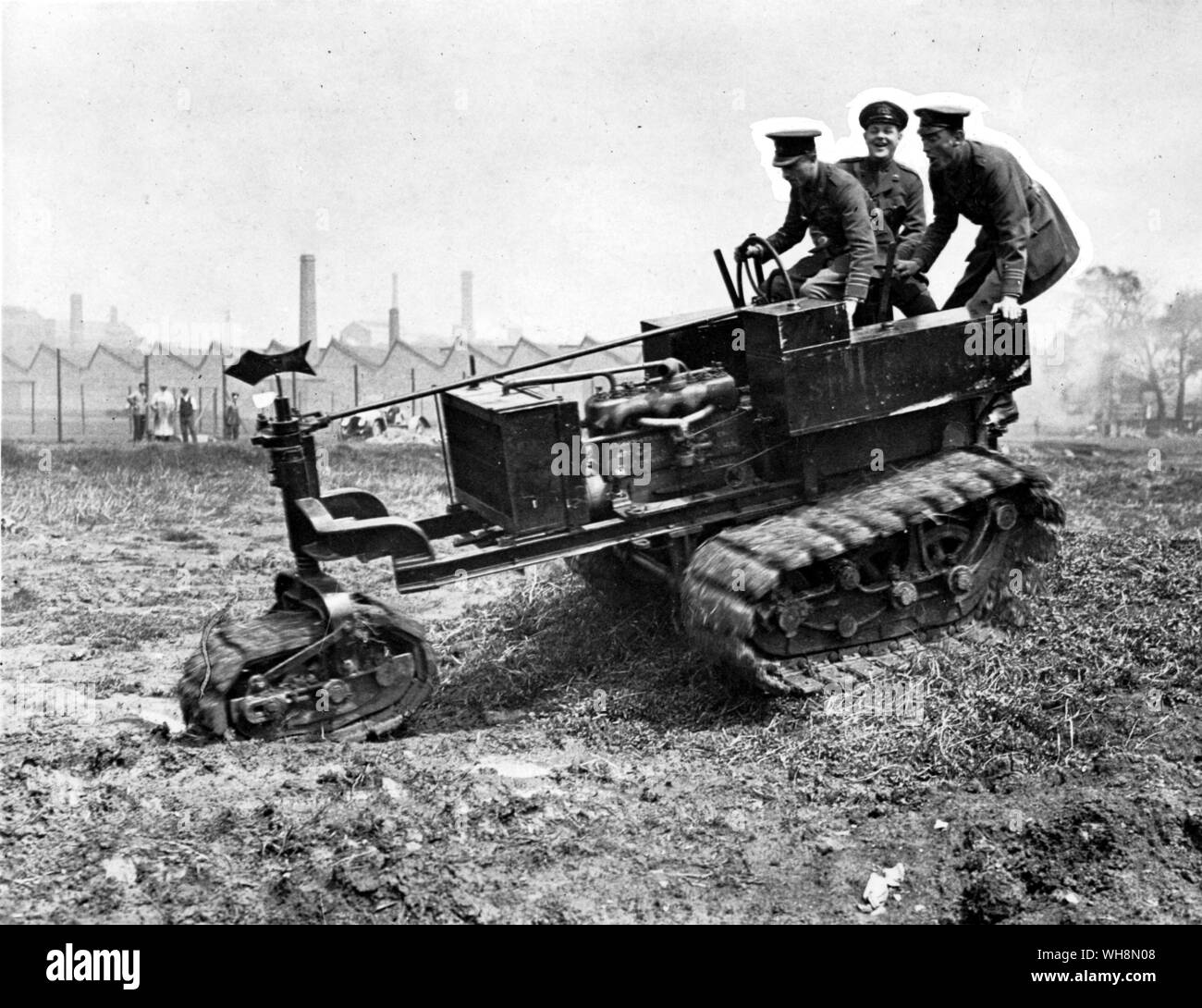 Frühe Experimente mit einer angepassten Killen Straße Traktor. Wormwood Scrubs 1915. Ein Panzerwagen Körper wurde später zu diesem Traktor Stockfoto