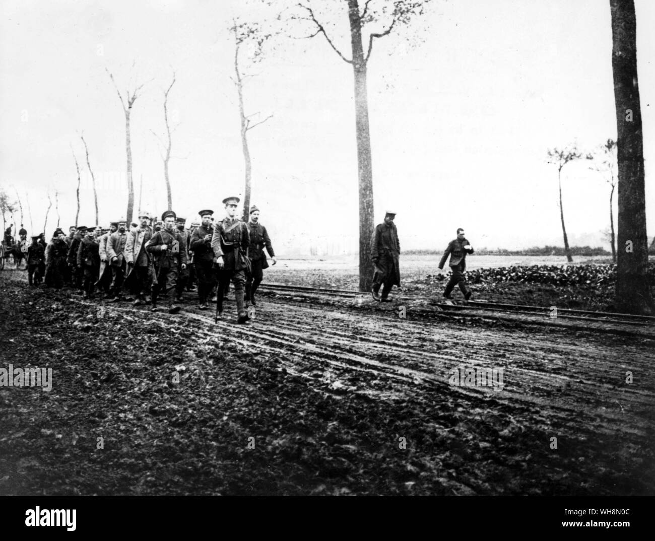 Deutsche Kriegsgefangene auf dem Menin Straße marschieren nach der ersten Schlacht von Ypern Oktober 1914 Stockfoto