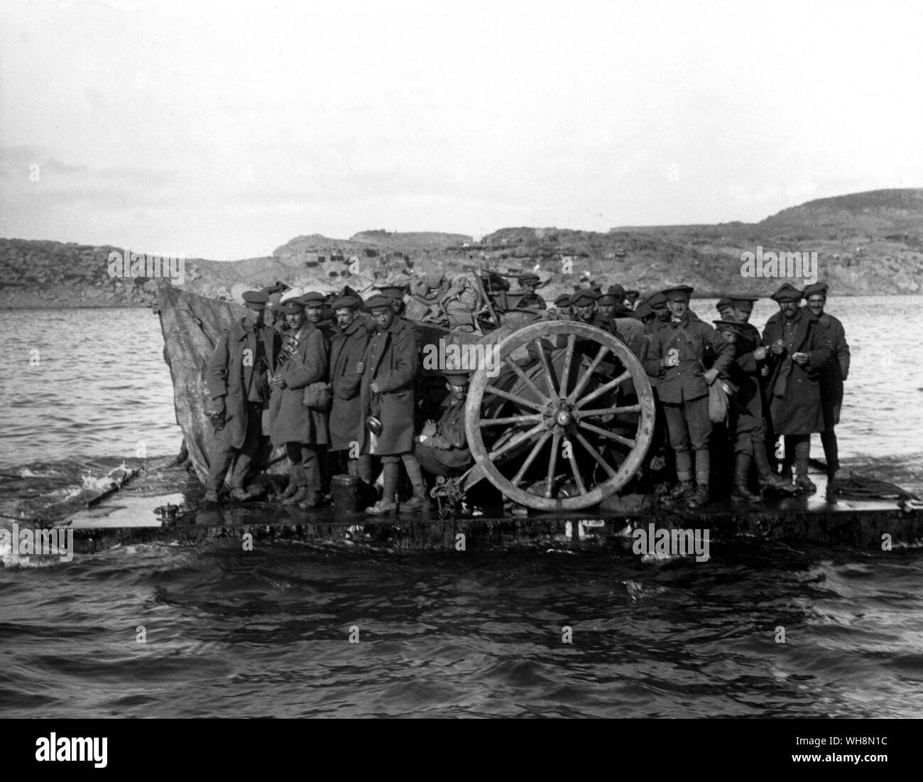November 1915 beschloss das Kabinett zu evakuieren Gallipoli zeigt Waffen und Soldaten von Suvla durch Raft evakuiert am 19. Dezember 1915, Stockfoto