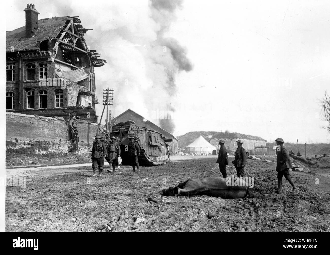 Das Match Rückzug ein Mark IV Tank durch Peronne. Die britische fünfte Armee front zerfiel in das Gesicht von der Geschwindigkeit und dem Gewicht der deutschen Offensive Stockfoto