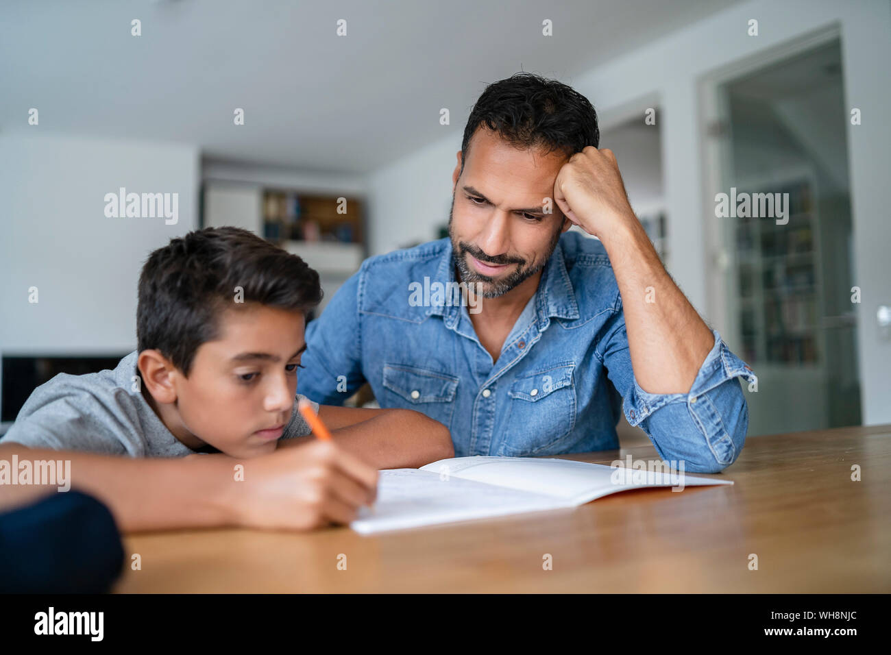 Vater helfen Sohn Hausaufgaben Stockfoto