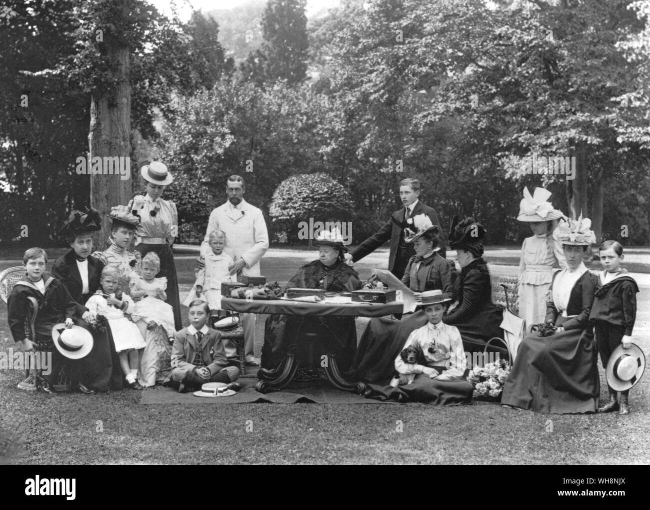 Royal Group bei Osborne, August 1898 von links nach rechts. Prinz Leopold von Battenberg, Prinzessin Aribert von Anhalt, Prince Edward von York, Herzogin von York mit Prinzessin Maria von York, Prinzessin Margaret von Connaught, Prinz Alexander von Battenberg (auf dem Boden) Herzog von York, mit Prinz Albert von York (später George VI), Königin Victoria, Prinz Arthur von Connaught, Herzogin von Connuaght, Prinzessin Patricia von Connaught (mit Hunden) Prinzessin Henry von Battenberg, Prinzessin Victoria Eugénie von Battenberg, Prinzessin Helena Victoria von Schleswig, Holstein, Prinz Maurice von Battenberg Stockfoto