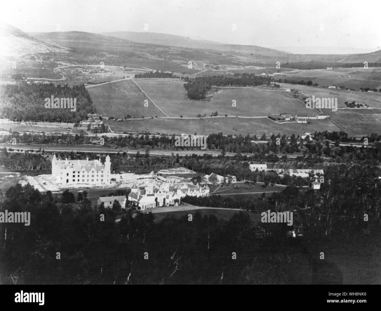 Alte und neue Balmoral Burgen genommen Fron oben Craig Cowan Oktober 1854 Stockfoto