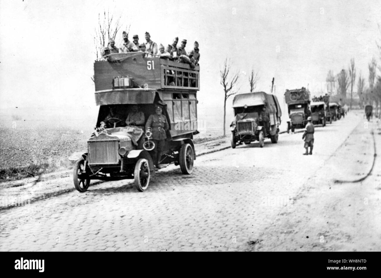 Die französischen Truppen von britischen Bussen transportiert Stockfoto