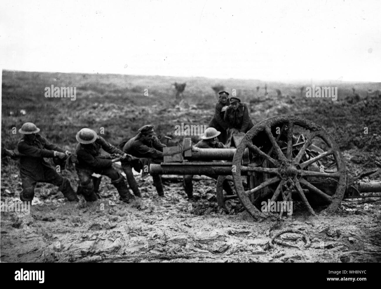 Aufbocken und das Schleppen ein Feld Gewehr aus dem Schlamm nördlich von Ypern während der Schlacht von Pilckem Ridge August 1917 Stockfoto