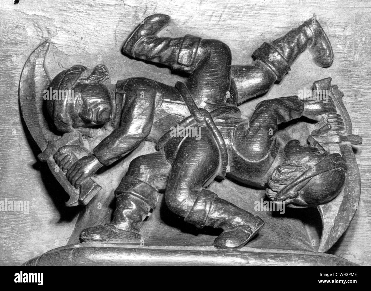 Zwei Männer kämpfen mit schweren Schwerter - obwohl die Carver Einfallsreichtum sorgt dafür, dass sie niemals in der Lage, sich gegenseitig zu Schaden. Stockfoto