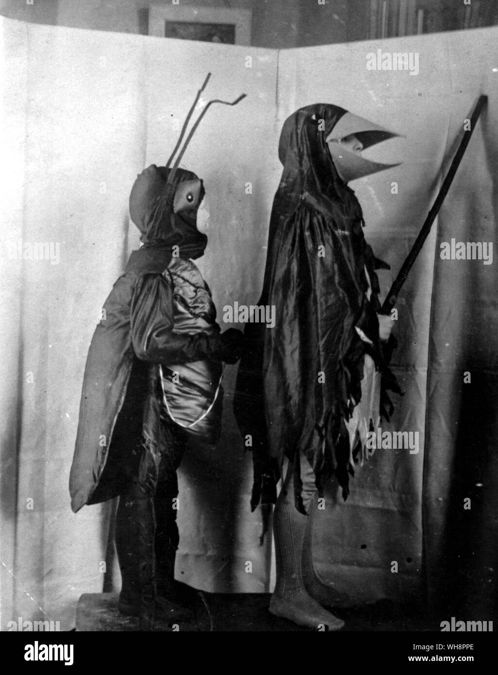 Wystan Hugh Auden in Fancy Dress als Käfer sein Bruder John als hänfling 1912 gekleidet war Stockfoto