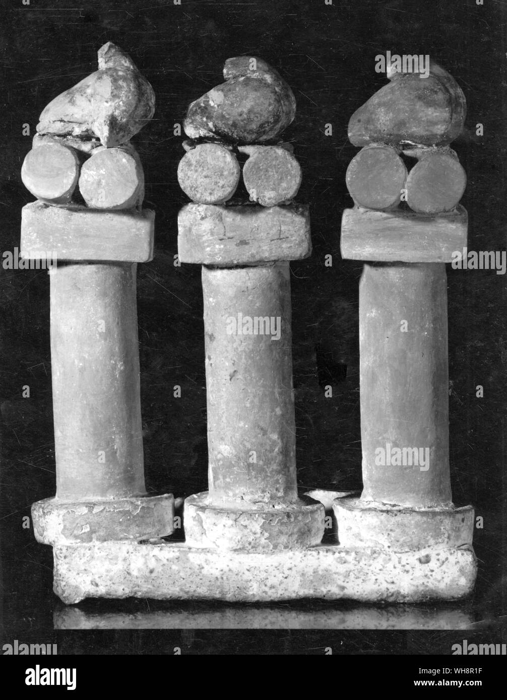 Epiphanie der Göttin: Tauben auf der heiligen Spalten. Teil einer Miniatur Schrein. Ton. Von der alten Palast von Knossos. Stockfoto
