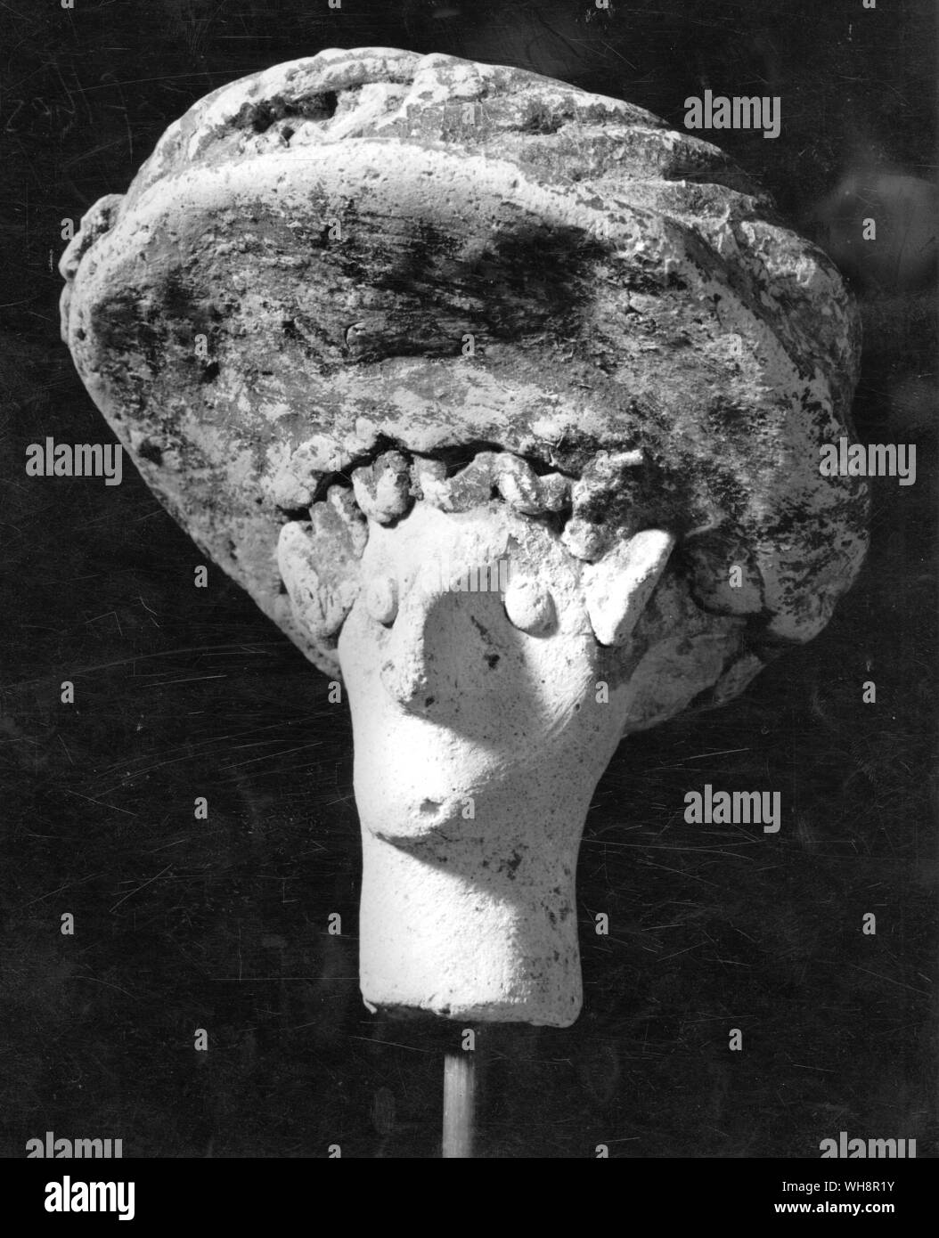 Die großen Hut. Ton. Von einem Heiligtum, wahrscheinlich Kofinas, 1900 BC (ähnlich wie die auf Seite 92 des Buches) Stockfoto