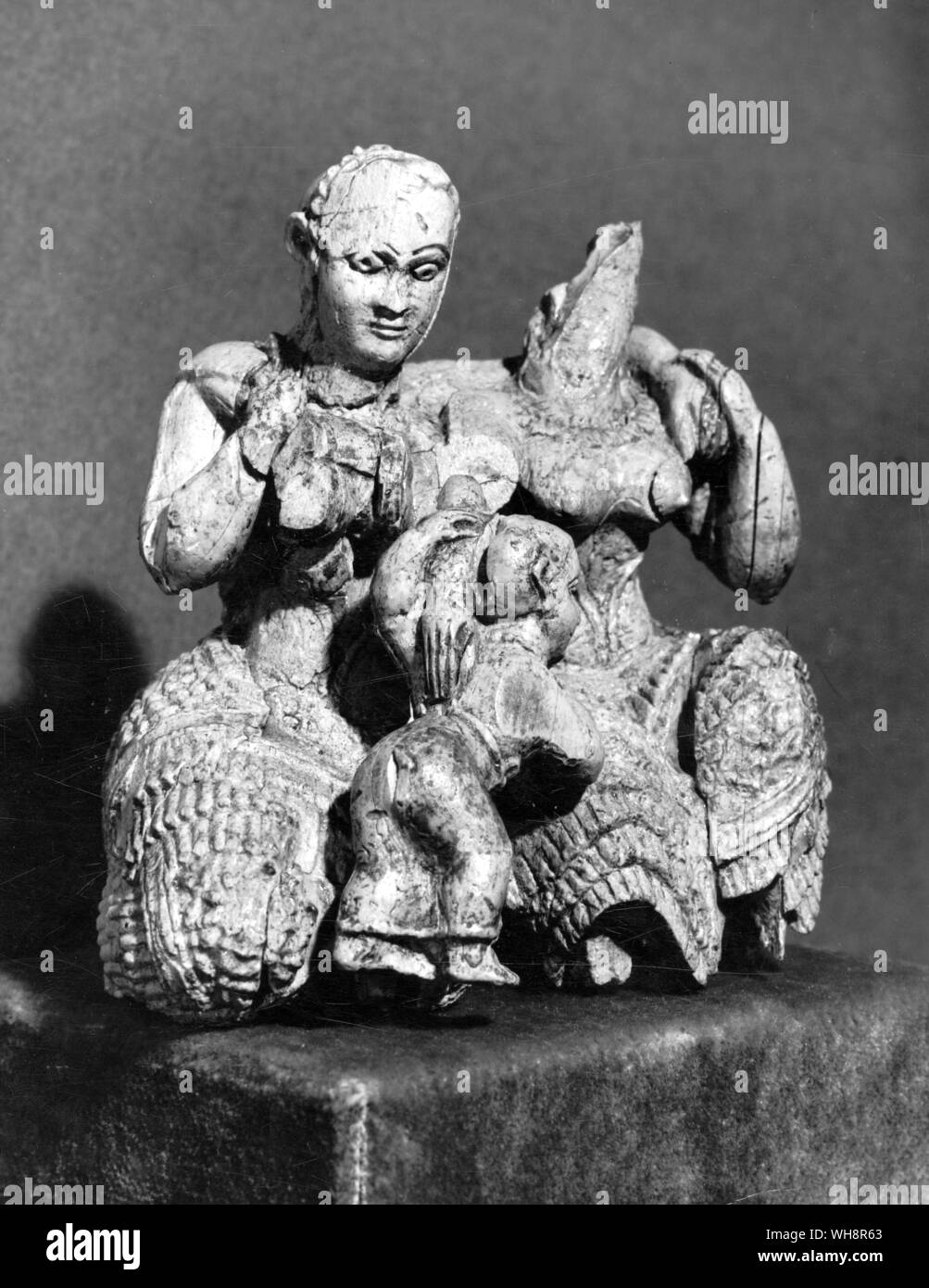 Die helfende Hand. Das Schnitzen des göttlichen Kindes und seinem Wärter Krankenschwestern oder Göttinnen. Elfenbein. Von Mykene, 15. Jahrhundert v. Chr. Stockfoto
