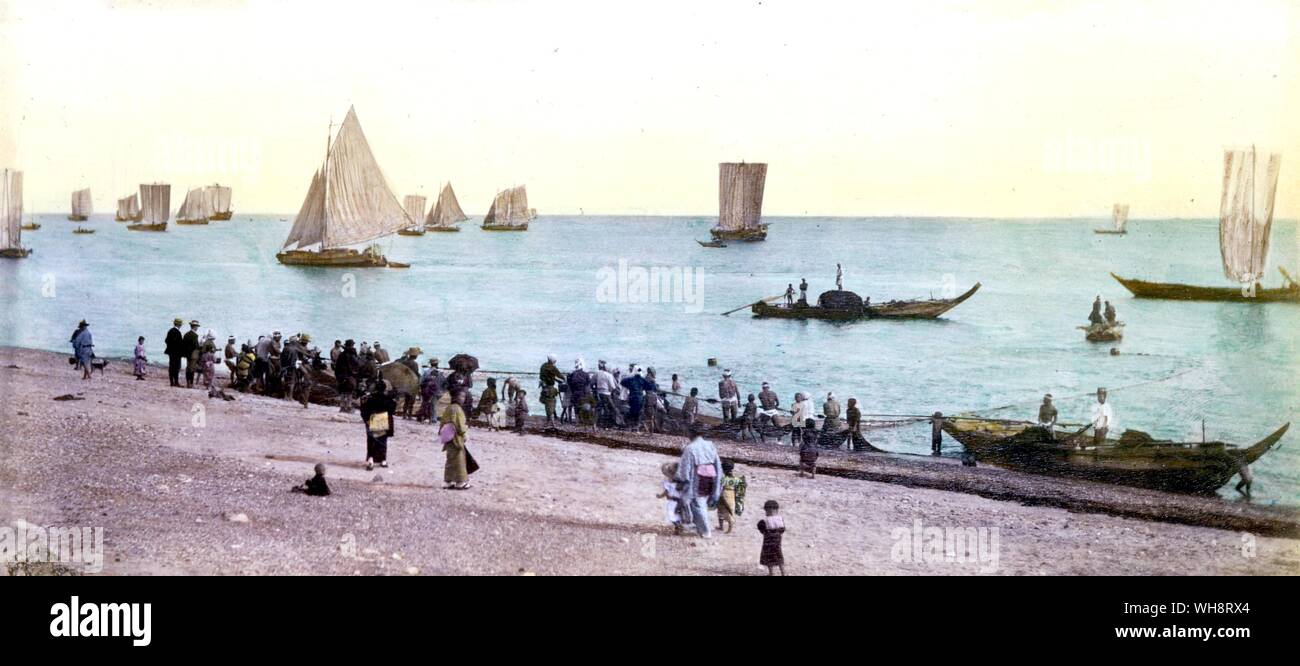 Boote im Wasser aus Suma Strand. 1900. Stockfoto