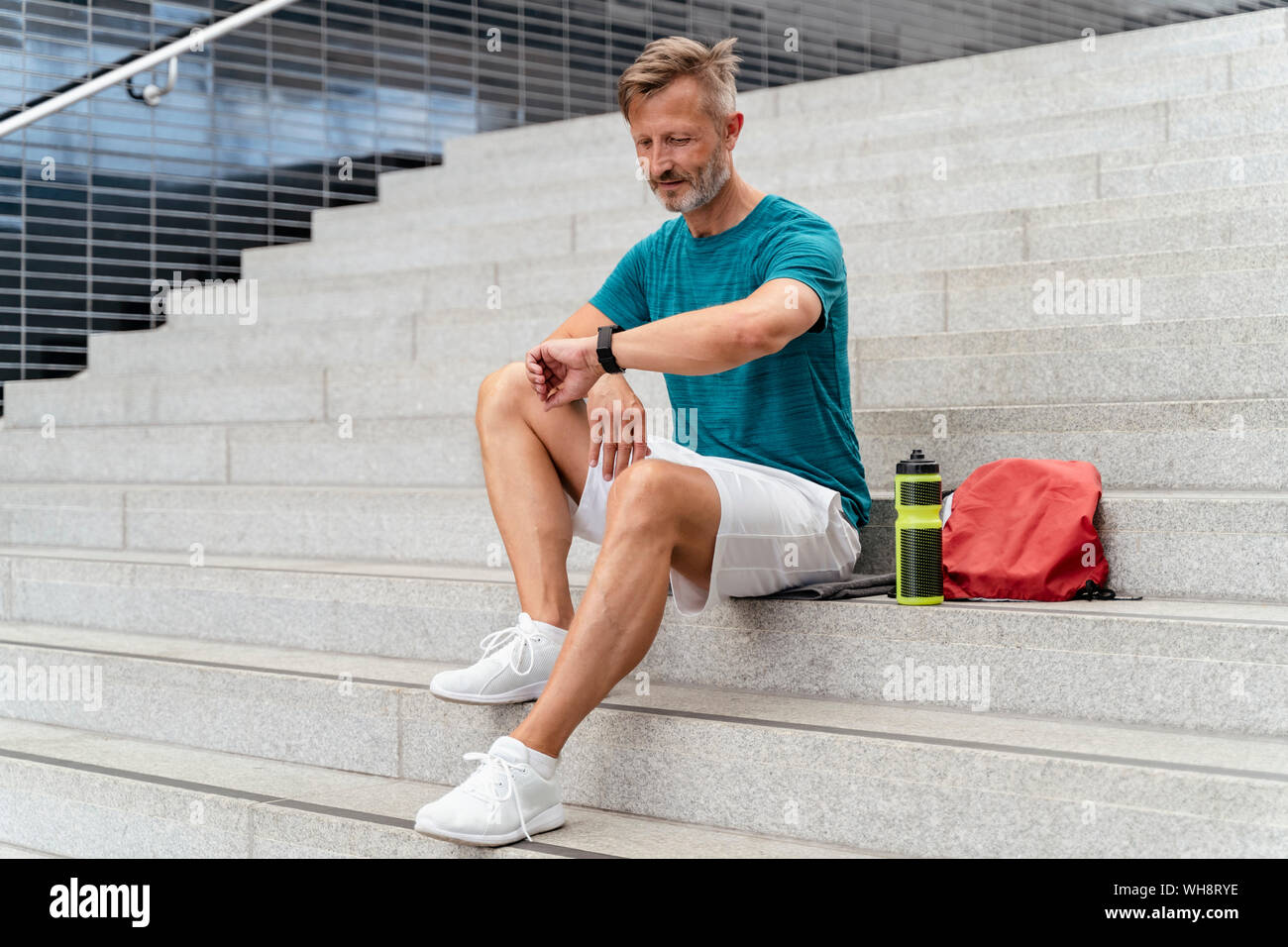 Sportliche Mann seine Smartwatch prüfen Stockfoto