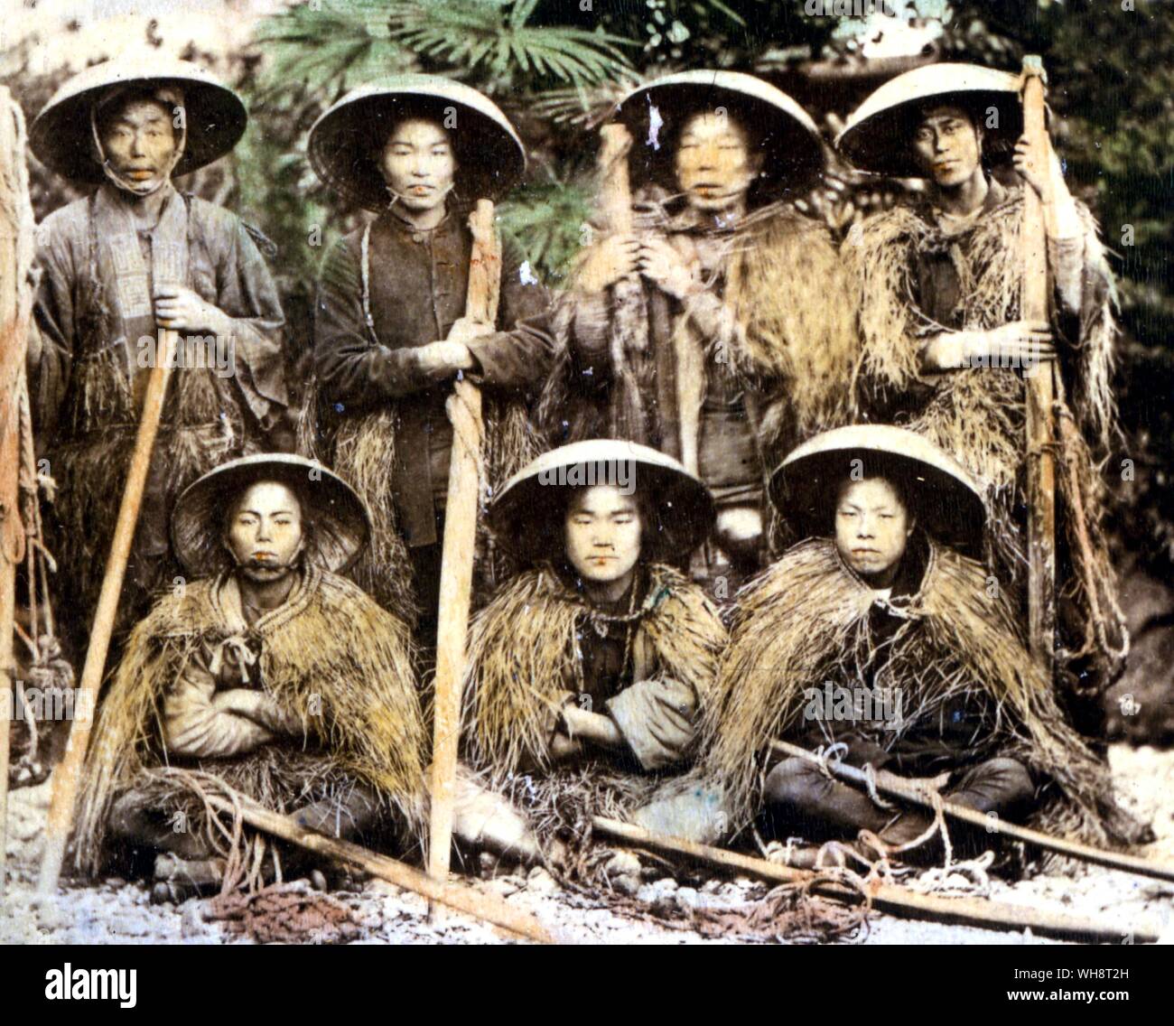 Kulis tragen Stroh Mäntel trocken zu halten. 1898. Stockfoto