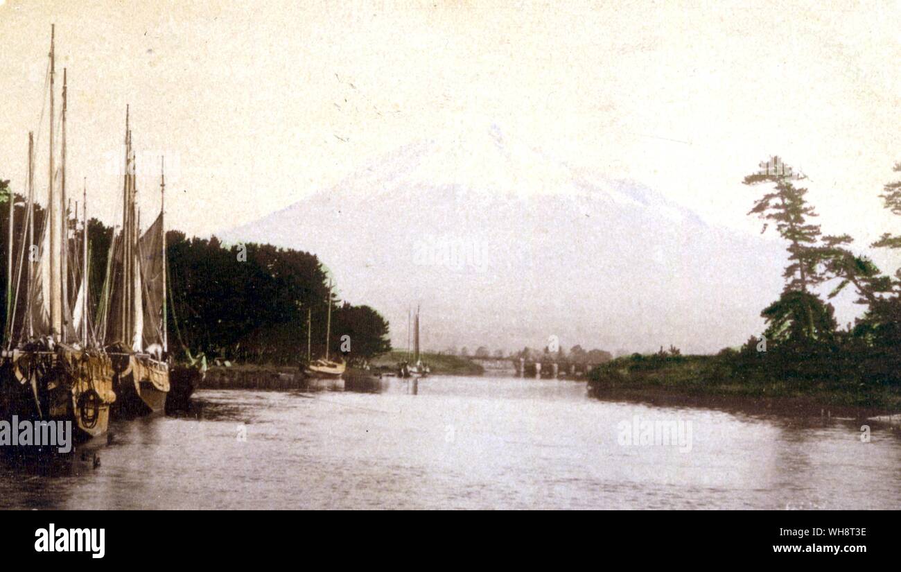 Mount Fuji mit einem Fluss im Vordergrund. 1898. Stockfoto