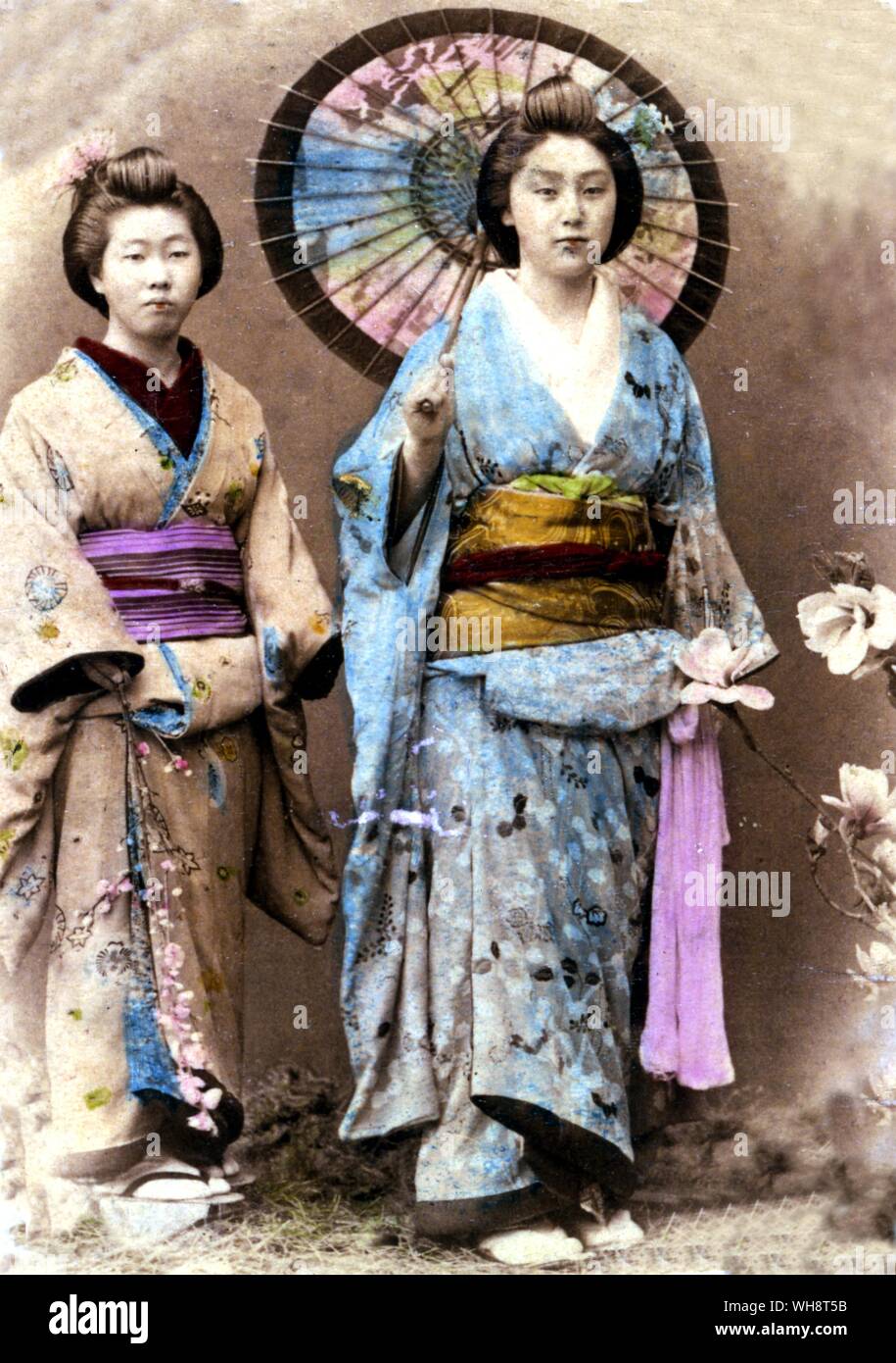 Zwei japanische Frauen tragen Kimonos. 1898 Stockfoto