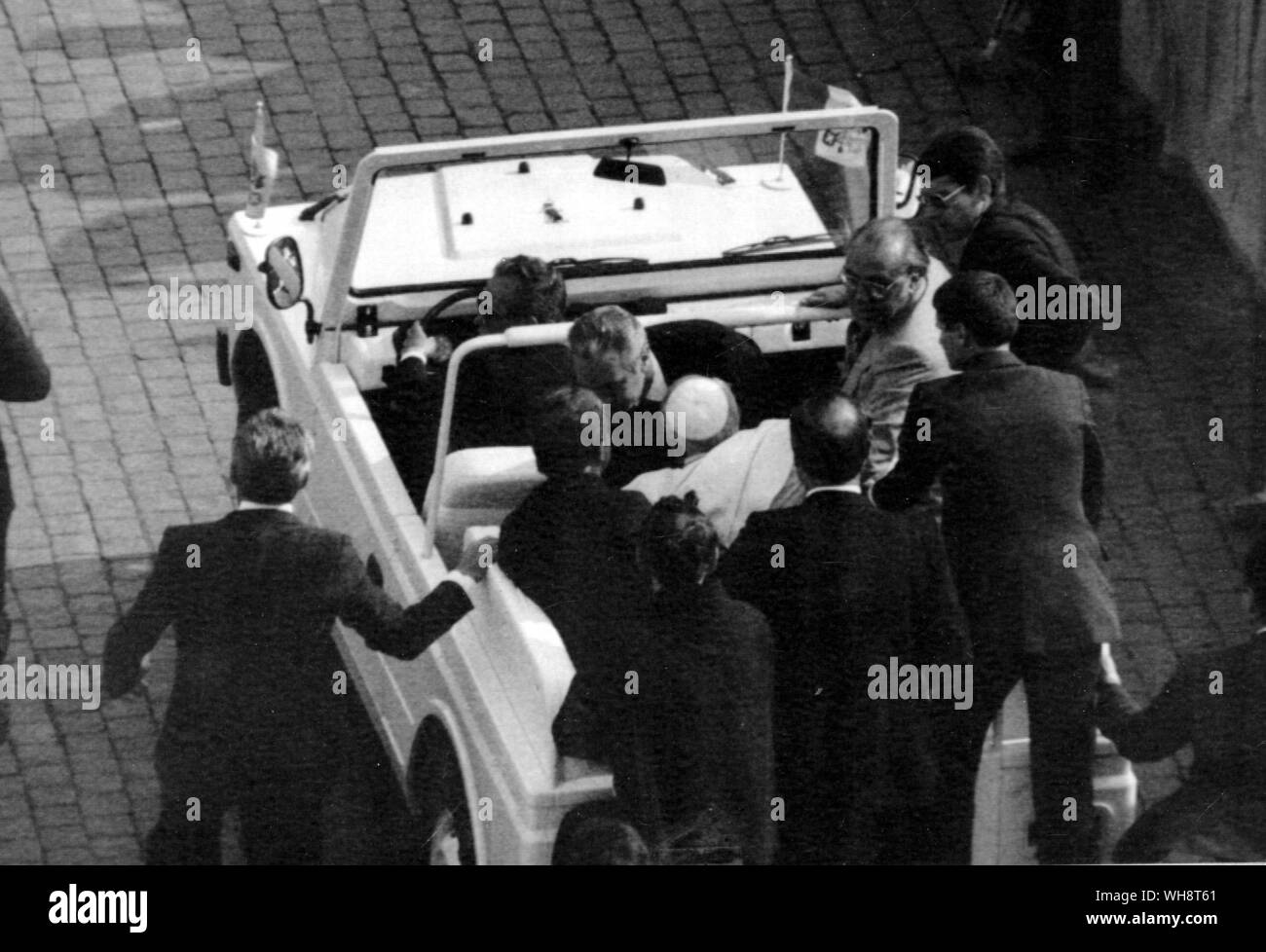 Papst Johannes Paul II. ist vom Petersplatz bald nach der Aufnahme versuchen, auf sein Leben Mai 1981 hetzte Stockfoto
