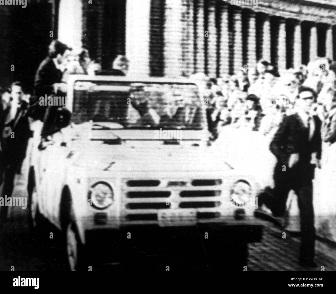 Bild aus der TV-Bildschirm weiße Jeep, die Papst Johannes Paul II. von seinem Adjutanten durch St Peters Square hetzen, schon bald nach der Aufnahme versuchen, auf sein Leben Mai 1981 half Stockfoto