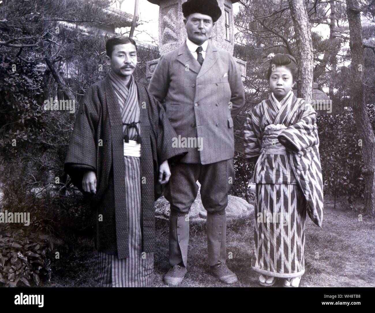 Richard Gordon-Smith mit seinen beiden kleinsten Dienern, Dolmetscher Egawa und O-miyo-san. 1901 Stockfoto