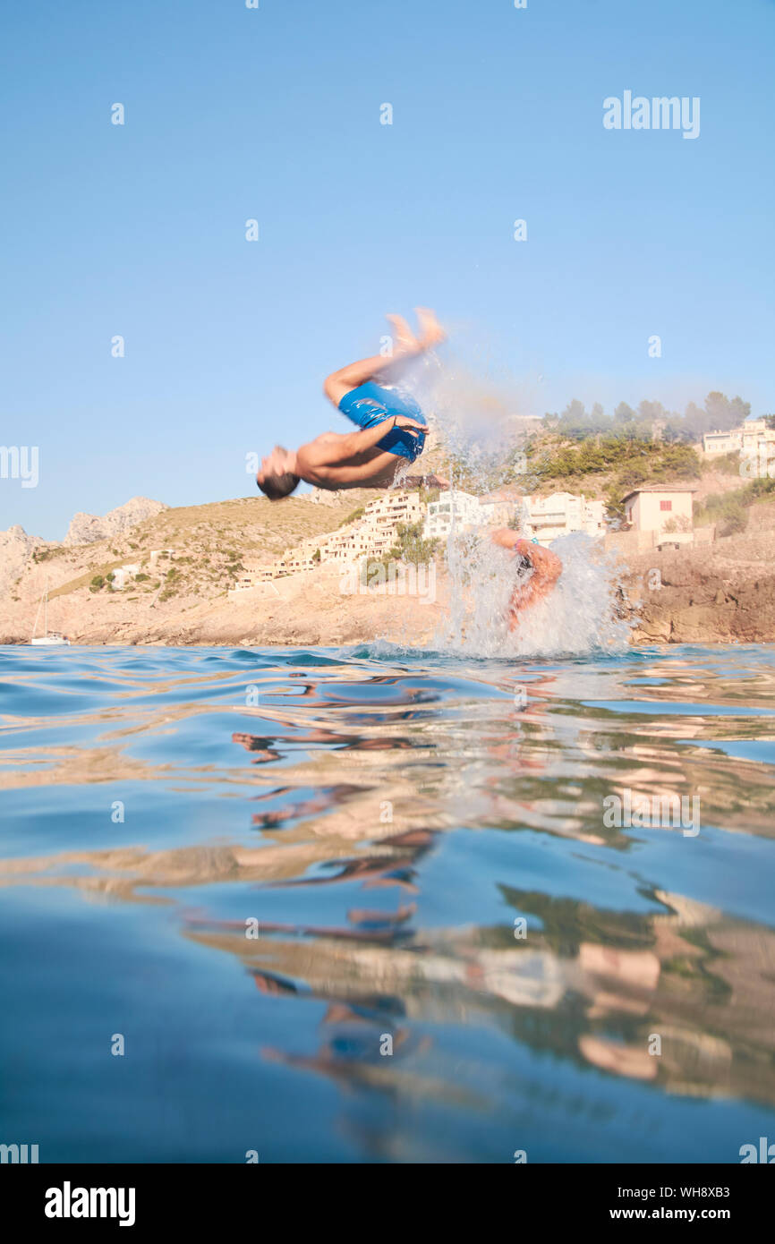 Freunde springen ins Meer, Mallorca, Spanien Stockfoto