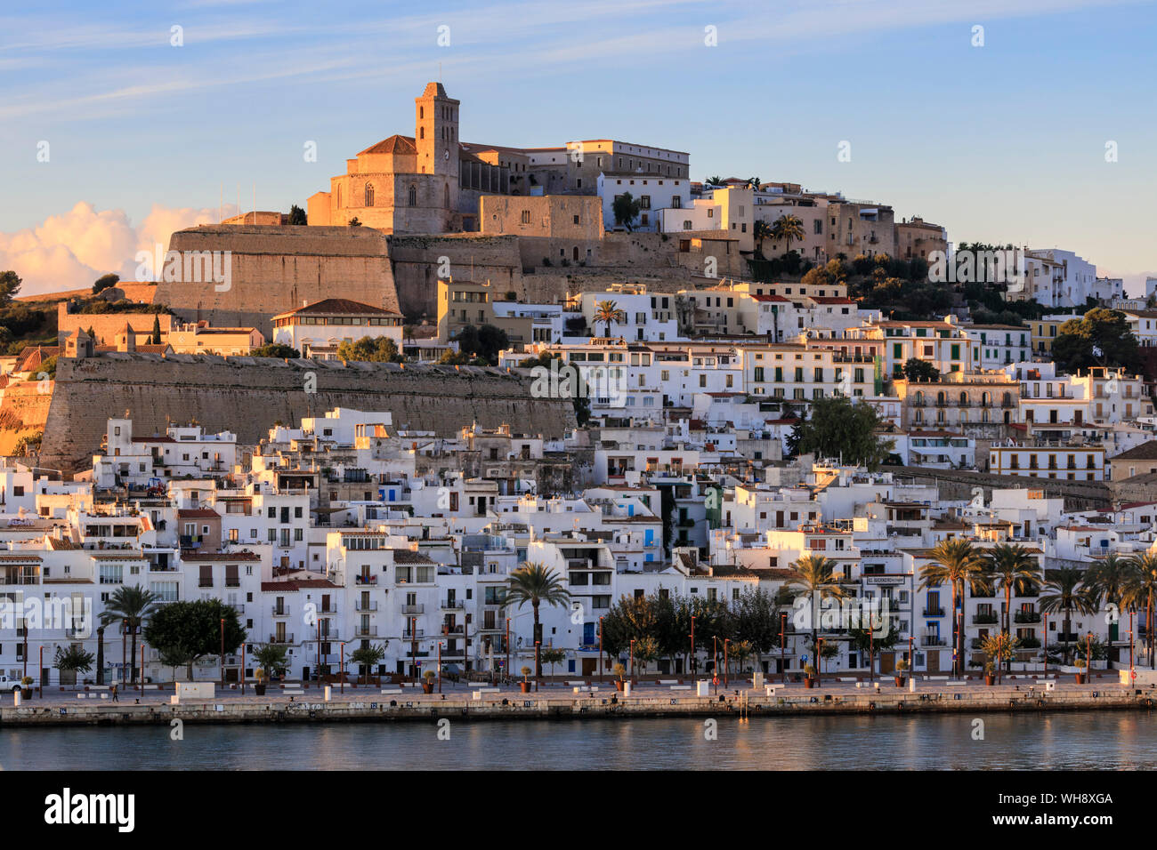 Waterfront und befestigte Altstadt Dalt Vila, Dom, bei Sonnenaufgang, bei Ibiza-Stadt, Ibiza, Balearen, Spanien, Mittelmeer, Europa Stockfoto