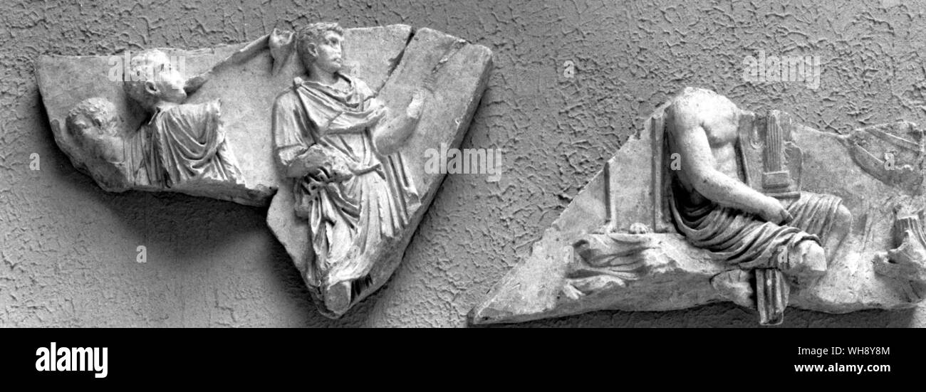 Wirft Fragmente von einem Marmorrelief dachte Augustus danke Apollo für den Sieg bei Actium darzustellen. Zeit des Tiberius. Stockfoto