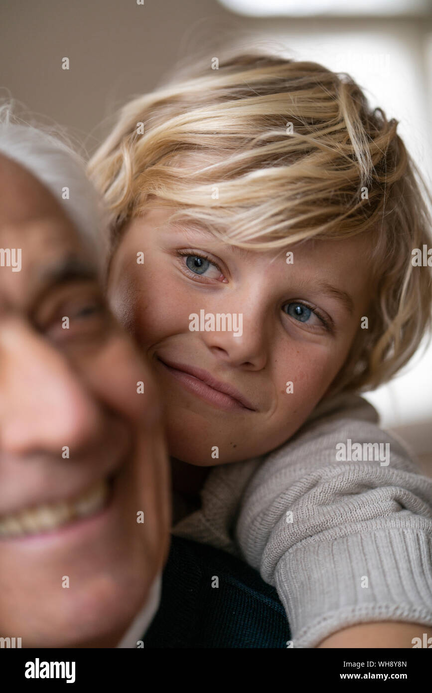 In der Nähe - upof happy Enkel umarmen Großvater Stockfoto