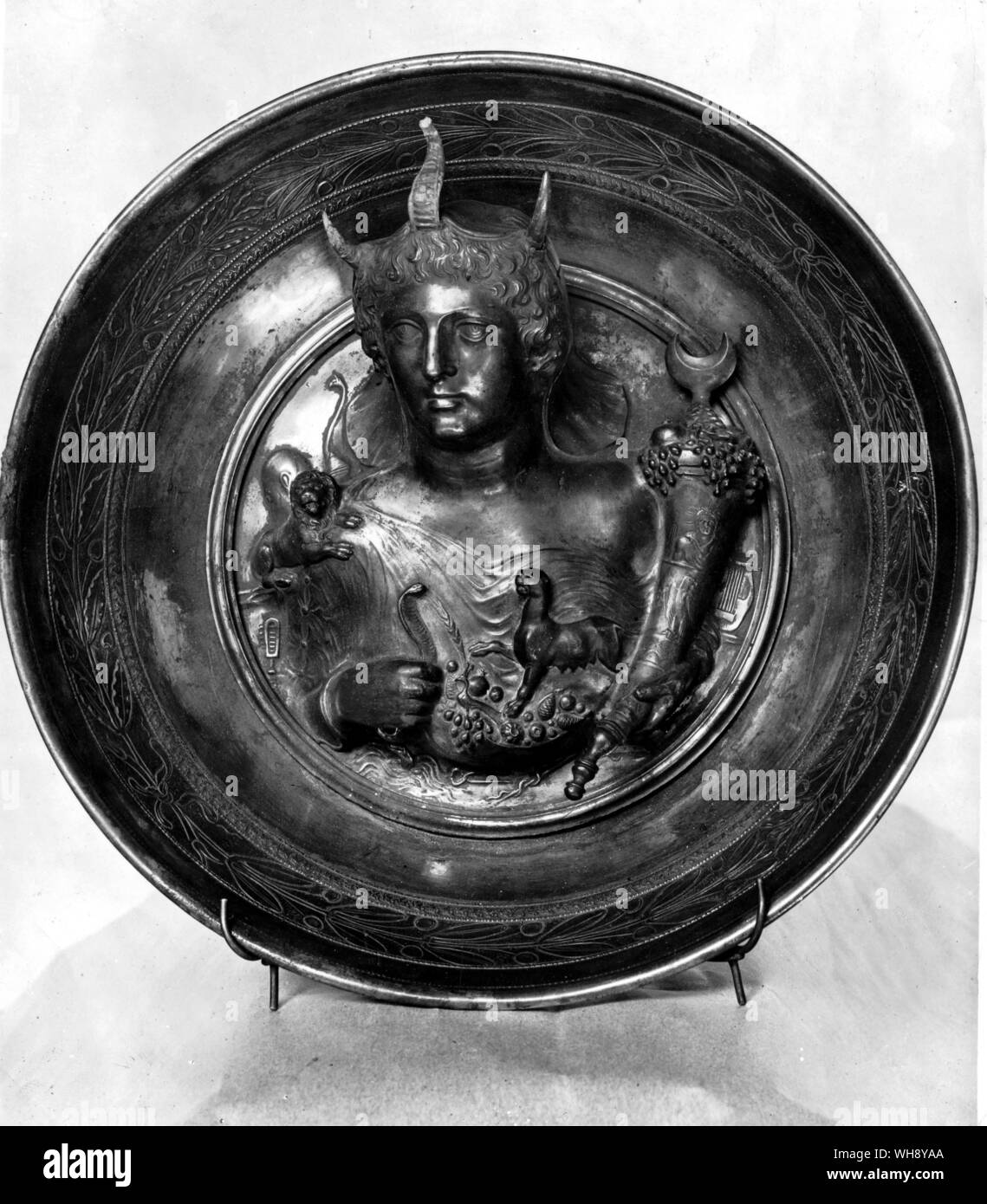 Silber-vergoldeten Schale von Boscoreale, mit Afrika personifiziert als Frau (vielleicht in der Gestalt des Kleopatra VII.) Ende 1. Jahrhundert. 9 Zoll im Durchmesser.. Stockfoto