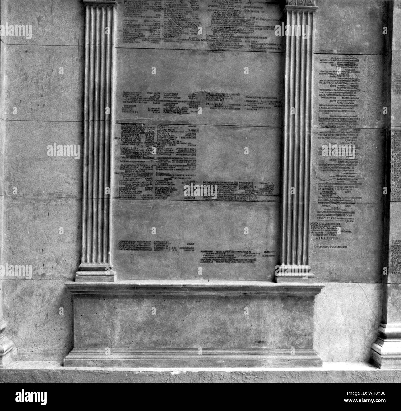 Besetzung von Detail der Bogen des Augustus, von Michelangelo rekonstruiert, der Konsuln, Tribünen und andere, die bei Actium gekämpft. 19-11 v. Chr. Stockfoto