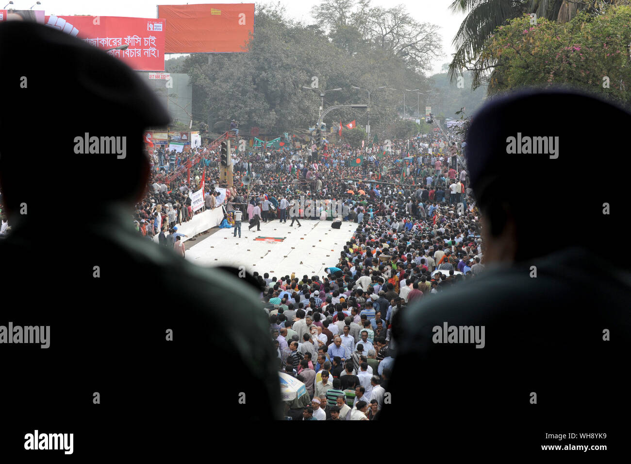 Dhaka, Bangladesch - Februar 08, 2013: Bangladesch sozialen Aktivisten an einer größten an Shahbag Kreuzung versammelt in Dhaka capit zu verlangen. Stockfoto