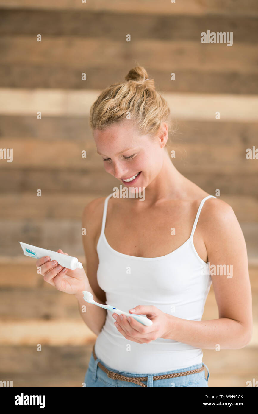 Porträt der jungen Frau, die sich die Zähne putzen Stockfoto
