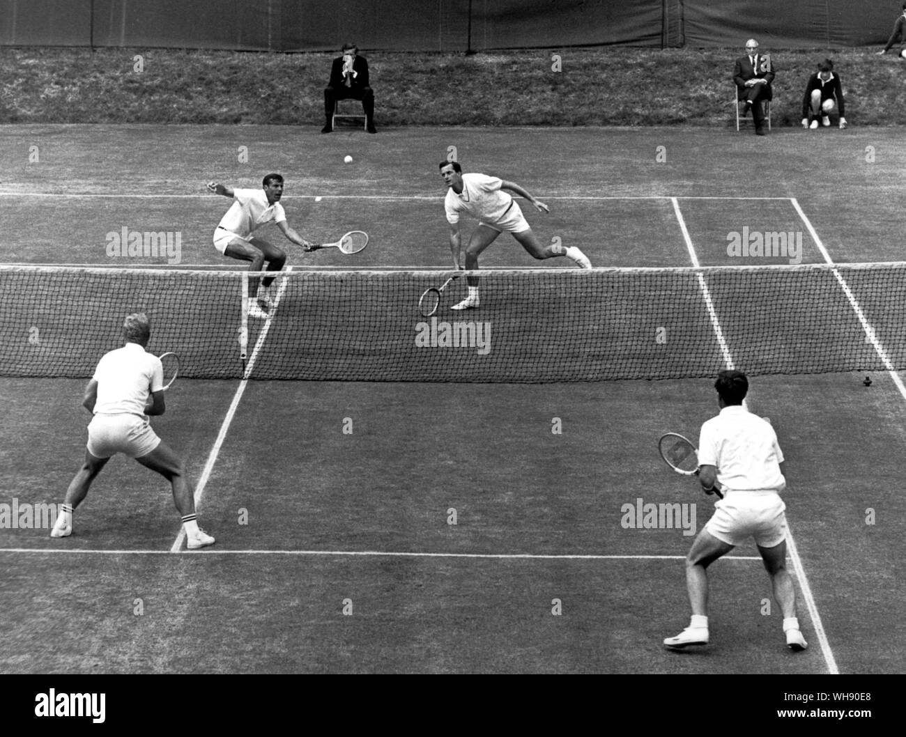 Davis Cup: C Kuhnke (ganz links) W Bungert (W Deutschland) beat Mark Cox (in der Nähe von links) und P Curtis (GB) im Jahr 1969.. Stockfoto