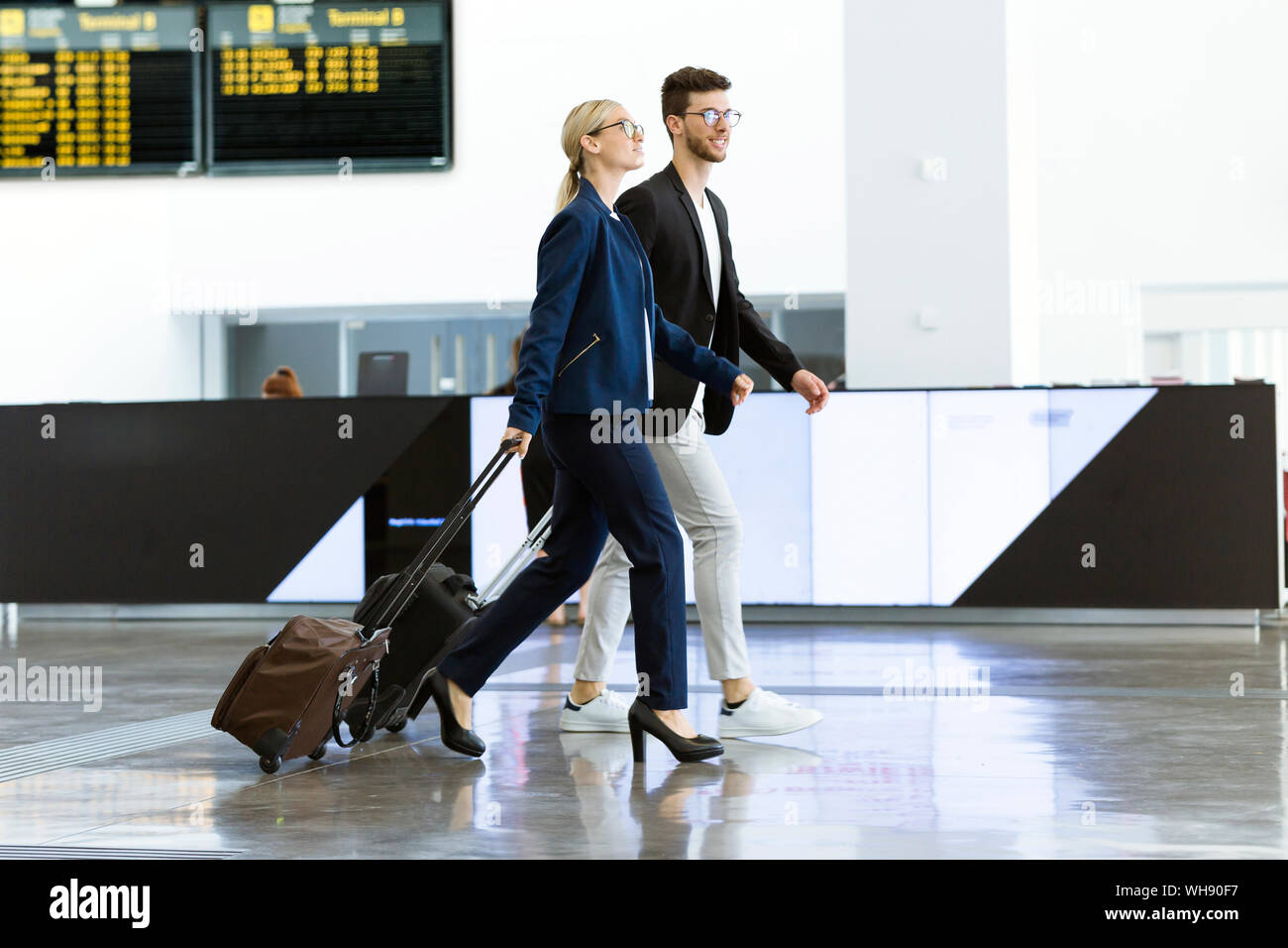 Zwei junge Geschäftspartner zu Fuß am Flughafen Stockfoto