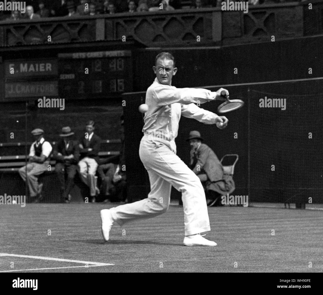 Jack Crawford macht eine Rückhand zurück in Wimbledon 1933.. . . Stockfoto