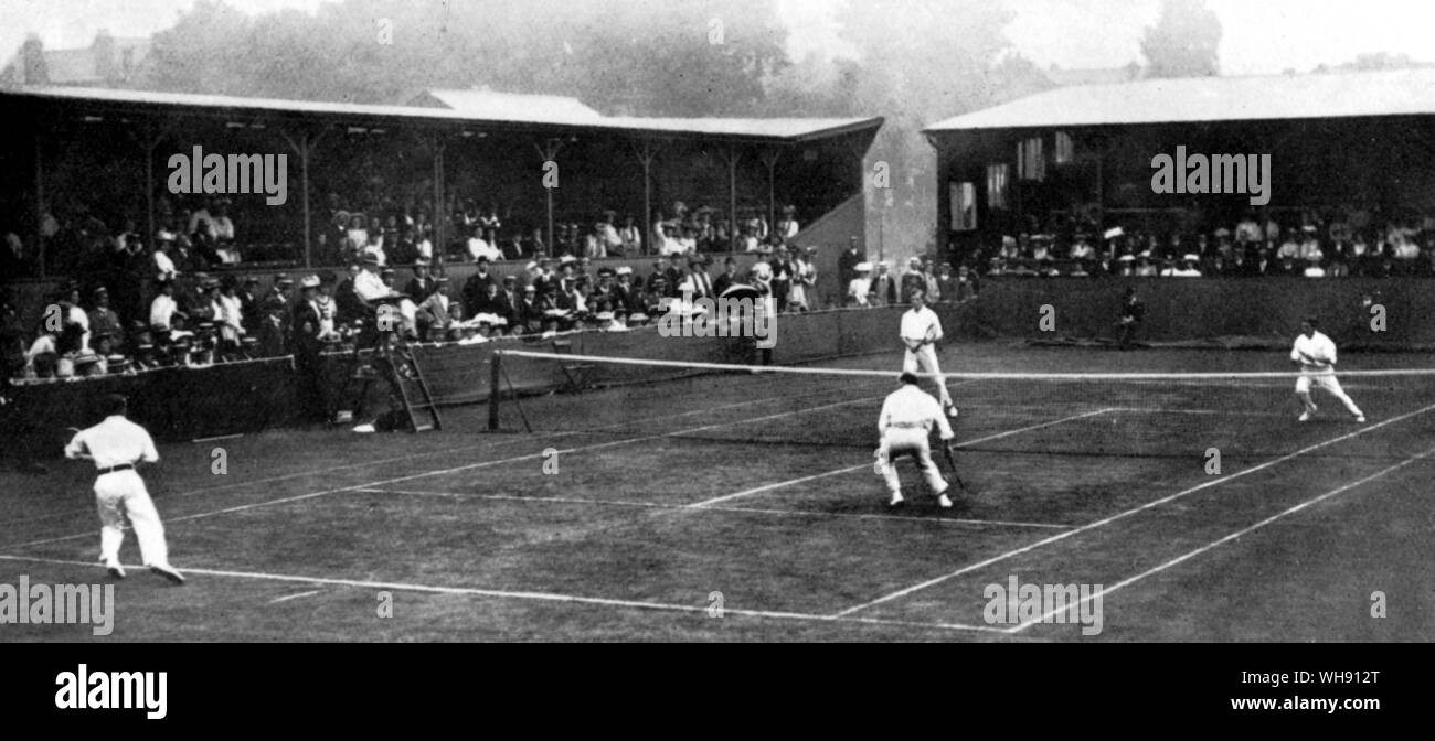 Australien: N E Bäche und ein F Wilding (gegenüberliegende Seite) schlug ein W Gore und H Roper Barrett in der 1907 Davis Cup.. Stockfoto