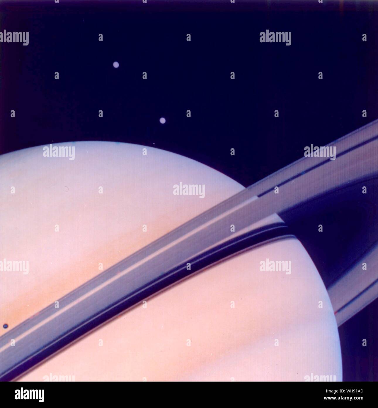 Platz - Saturn/Saturn und seiner Monde. Temys (oben) und Dione (unten). Stockfoto