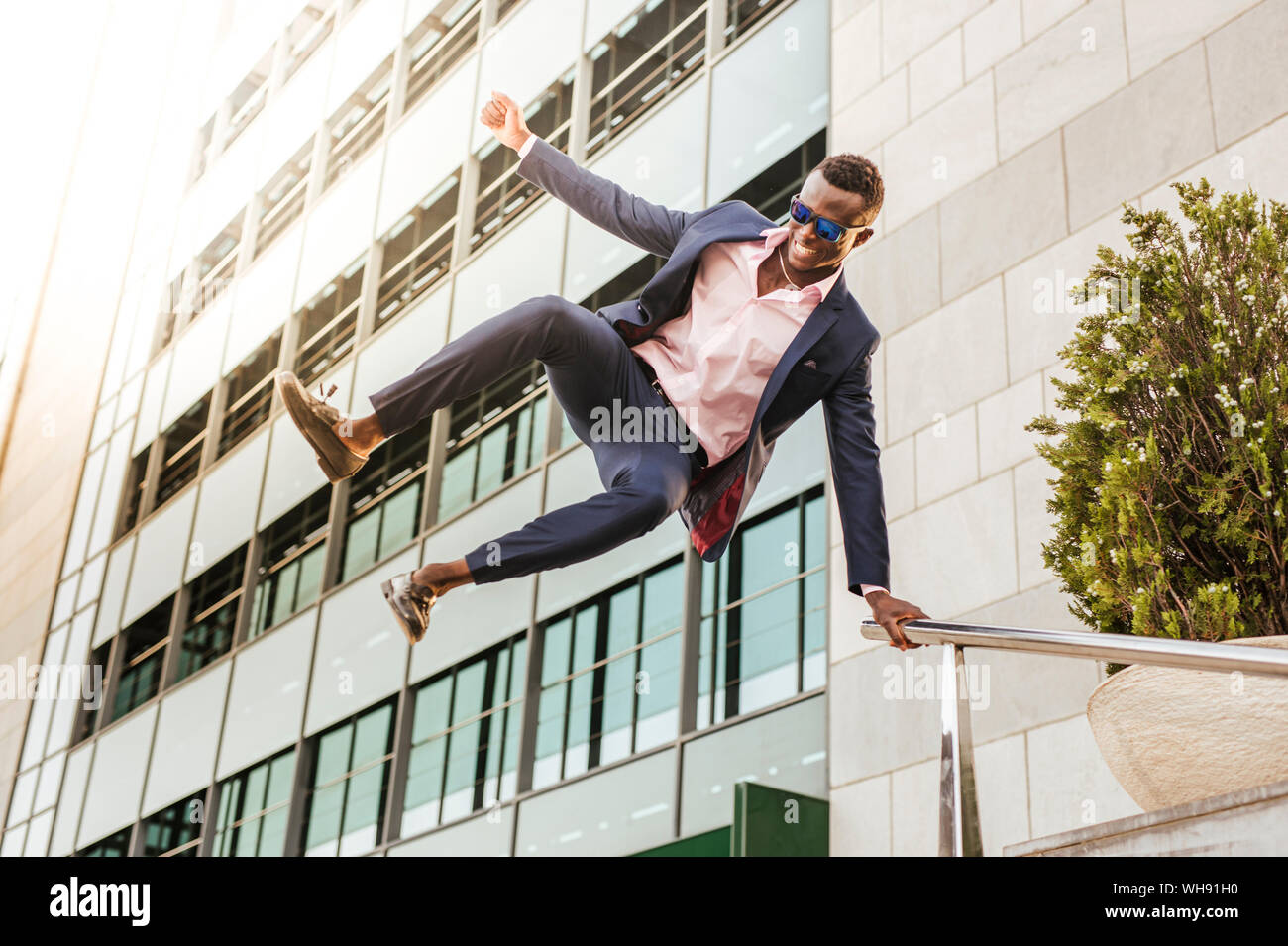 Junge Unternehmer springen mitten in der Luft Stockfoto