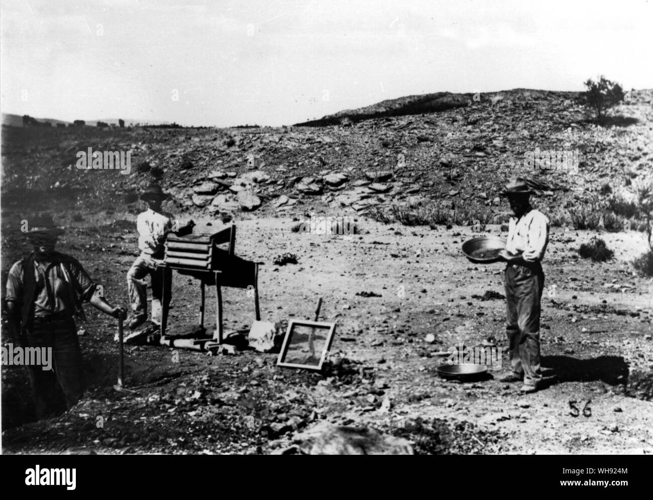 Arltunga, in die MacDonnell Ranges westlich von Alice Springs, war eine goldene Feld im Jahre 1880 entdeckten s Bergleute graben Cradle und Schleuse der Kies nicht Arltunga verlassen Rich Stockfoto