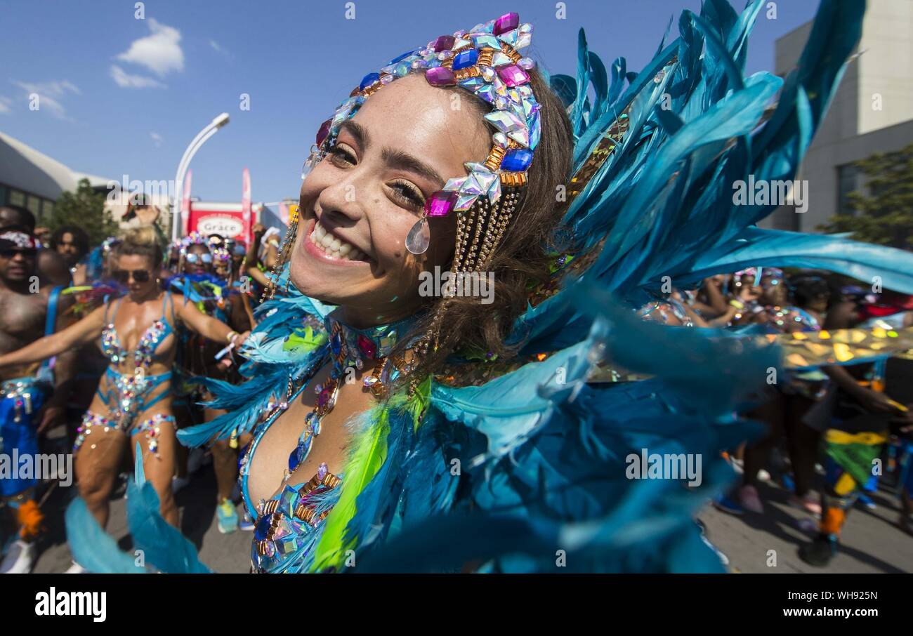 Peking, Kanada. 3 Aug, 2019. Ein gekleidet Nachtschwärmer Posen für Fotos, die während der 2019 Toronto Karibischen Karneval Grand Parade in Toronto, Canada, Jan. 3, 2019. Credit: Zou Zheng/Xinhua/Alamy leben Nachrichten Stockfoto