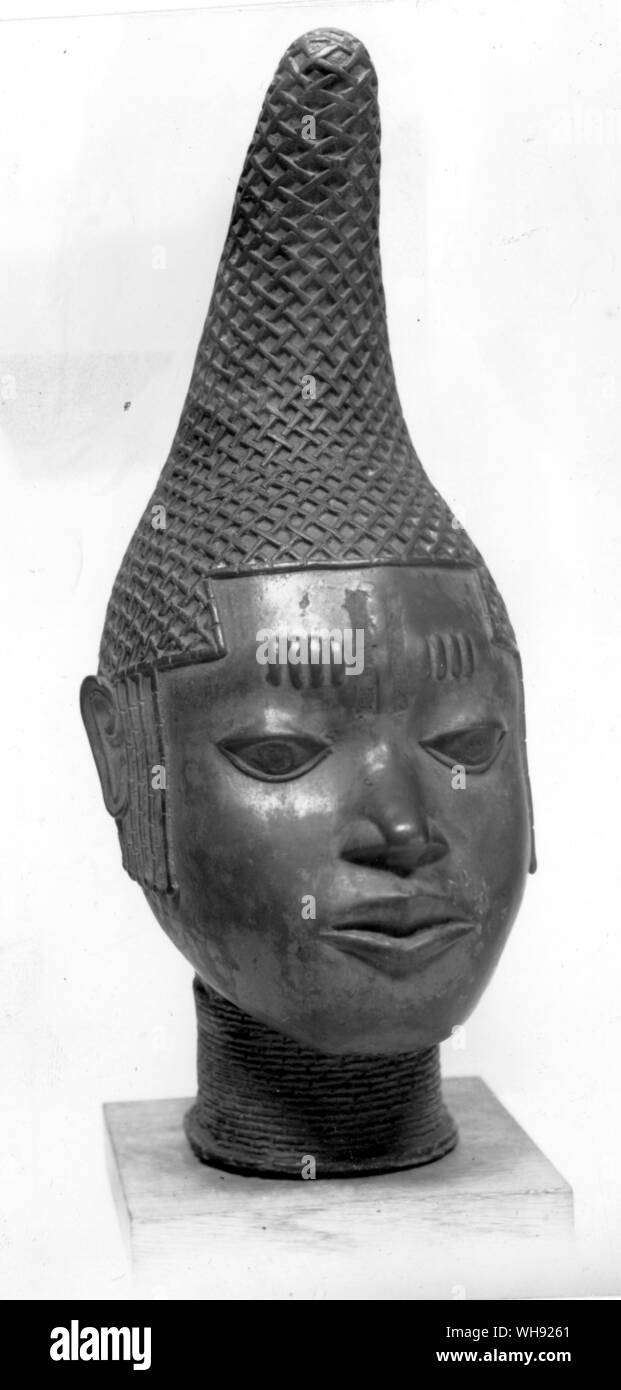 Nigeria, Benin: Kopf einer Königin Mutter, vermutlich aus dem 16. Jahrhundert Bronze. Höhe 15,75 Zoll (39,5 cm) Stockfoto