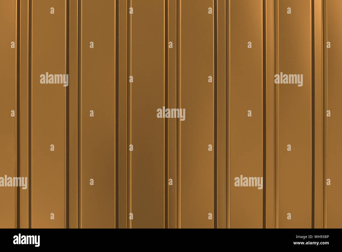 Brauner vertikal gestreifter Panel Textur Hintergrund, warme goldene Ocker Linien, minimales abstraktes Muster für Design, Tapeten, Branding und modernes Backdro Stockfoto