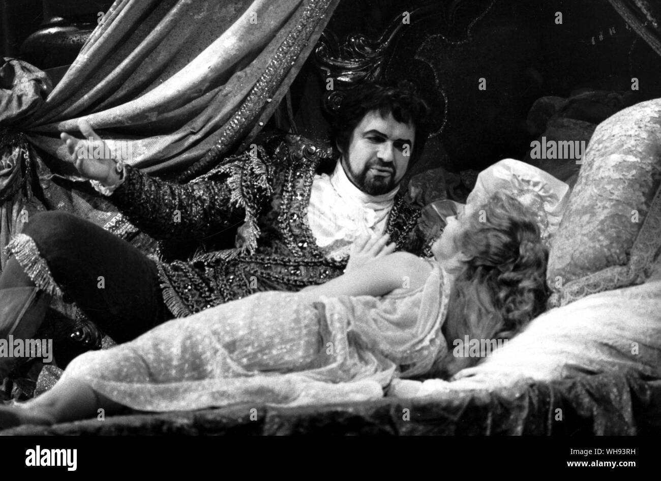 Robert Tear wie Jupiter mit Valerie Masterson als Semele in Händels Semele in Covent Garden im Jahr 1982. Stockfoto